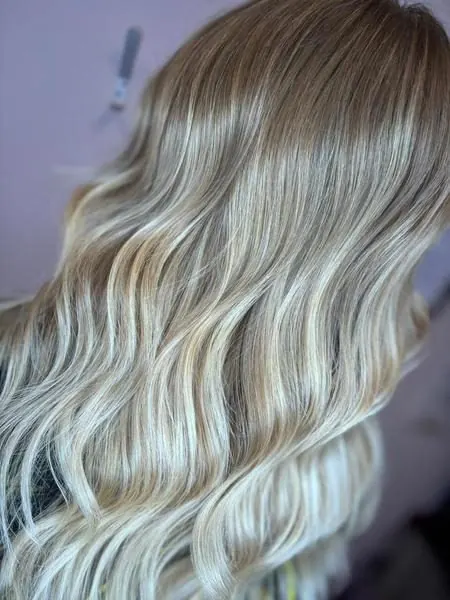 Balayage blond long avec ondulations, réalisé chez Deesigner Hair Studio, Ipswich, par Ashley