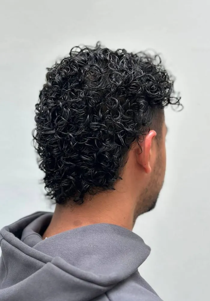 Coupe homme, boucles sur le dessus avec un dégradé serré, réalisé chez Deesigner Hair Studio, Ipswich, par Sally