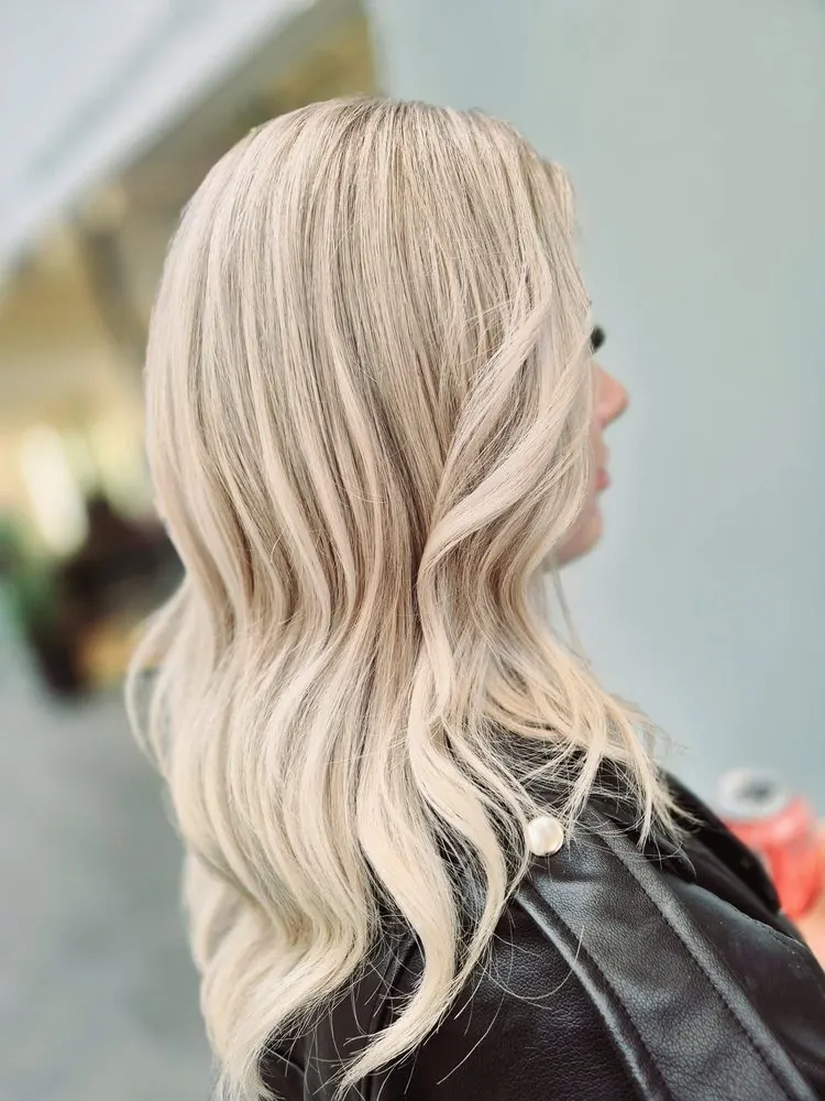 Blond platine long, brushing souple, réalisé chez Deesigner Hair Studio, Ipswich, par Kim