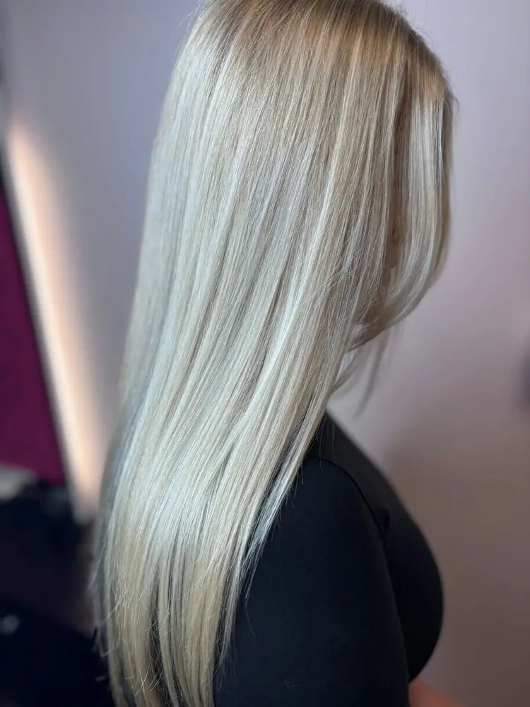 Blond long, brushing lisse, réalisé chez Deesigner Hair Studio, Ipswich, par Clare