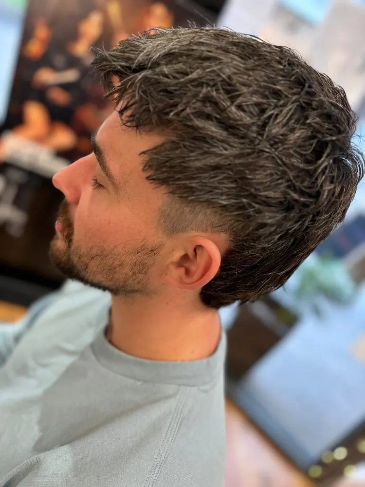 Coupe homme avec le dessus bouclé et texturisé, réalisé chez Deesigner Hair Studio, Ipswich, par Jennifer