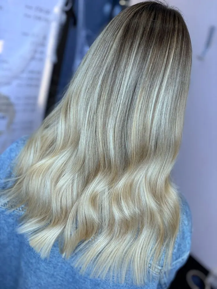 Blond avec ombre de racines, long et ondulé, réalisé chez Deesigner Hair Studio, Ipswich, par Ashley