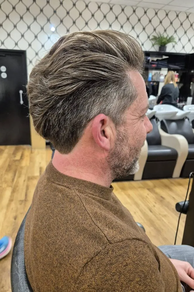 Coupe homme, coiffée en arrière, réalisé chez Deesigner Hair Studio, Ipswich, par Kim