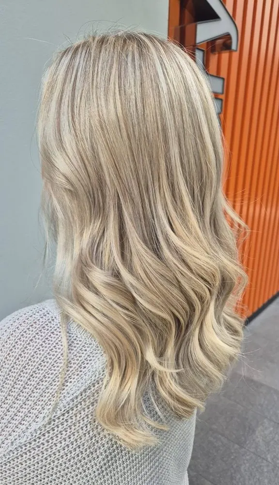 Blond long, brushing avec ondulations, réalisé chez Deesigner Hair Studio, Ipswich, par Kim