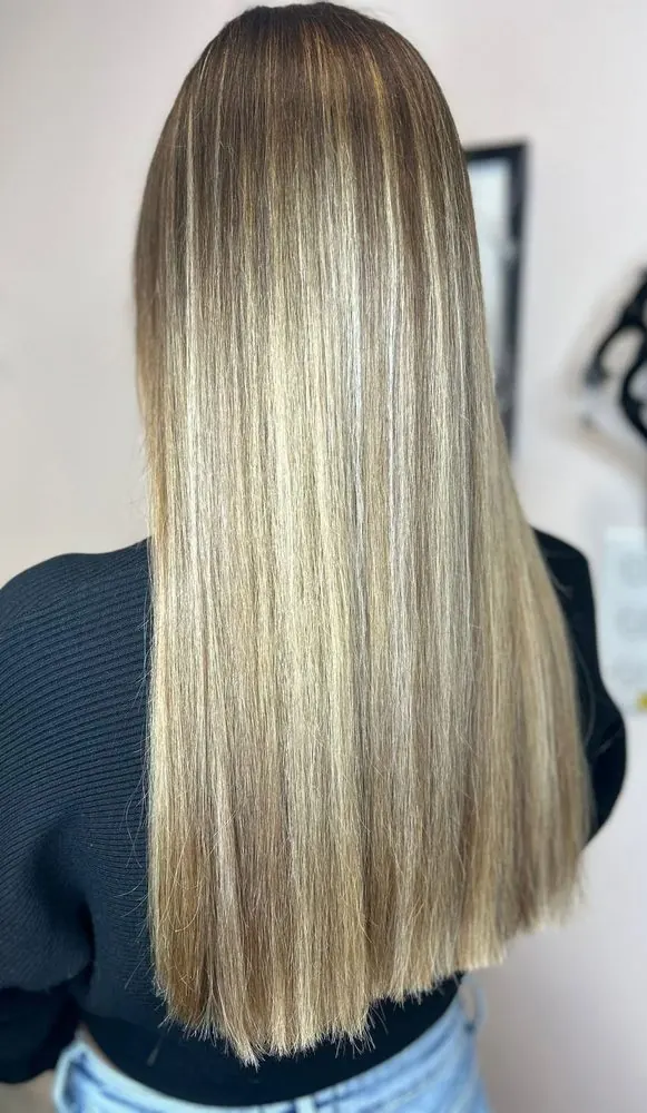 Ombré blond long, brushing lisse, réalisé chez Deesigner Hair Studio, Ipswich, par Kirstin