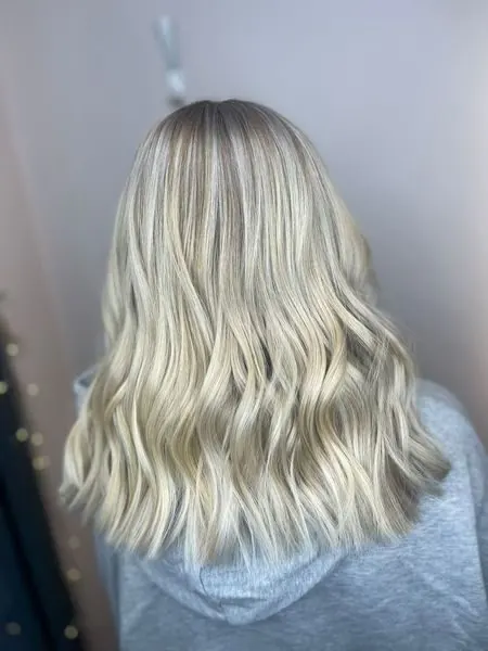 Blond long, coupé et ondulé, réalisé chez Deesigner Hair Studio, Ipswich, par Macey