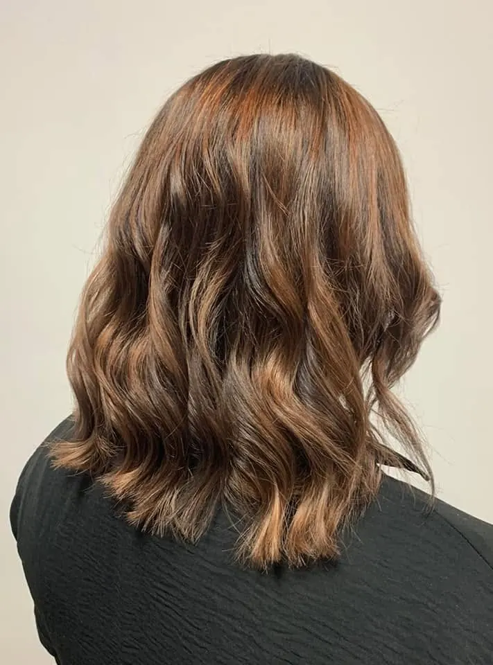 Châtain, mi-long avec ondulations, réalisé chez Deesigner Hair Studio, Ipswich, par Emma