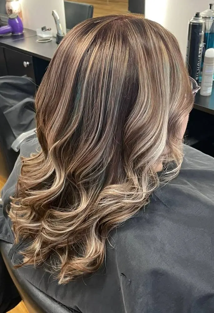 Balayage bronde, ondulé, réalisé chez Deesigner Hair Studio, Ipswich, par Chantel