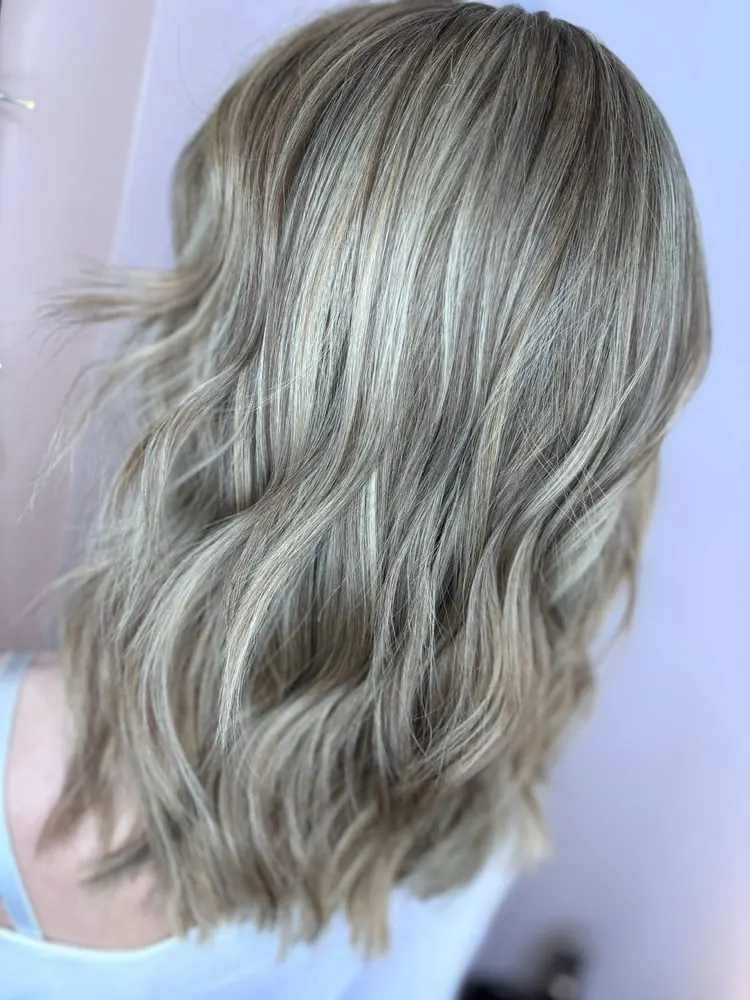 Blond, coupe et brushing avec une ondulation, réalisé chez Deesigner Hair Studio, Ipswich, par Ashley