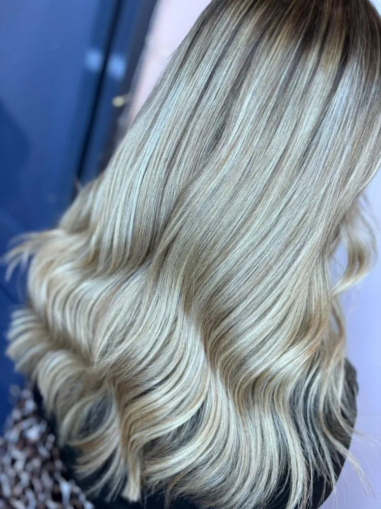 Balayage blond long avec boucles, réalisé chez Deesigner Hair Studio, Ipswich, par Ashley