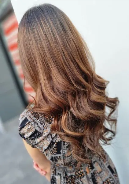 Châtain avec des pointes chaudes, bouclé, réalisé chez Deesigner Hair Studio, Ipswich, par Kim