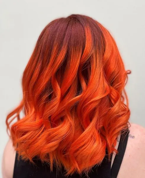 Rouge et orange vifs, ondulé, réalisé chez Deesigner Hair Studio, Ipswich, par Chantel