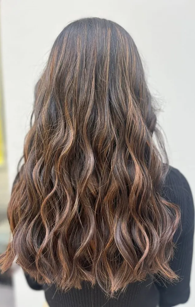 Balayage châtain long, ondulé, réalisé chez Deesigner Hair Studio, Ipswich, par Macey