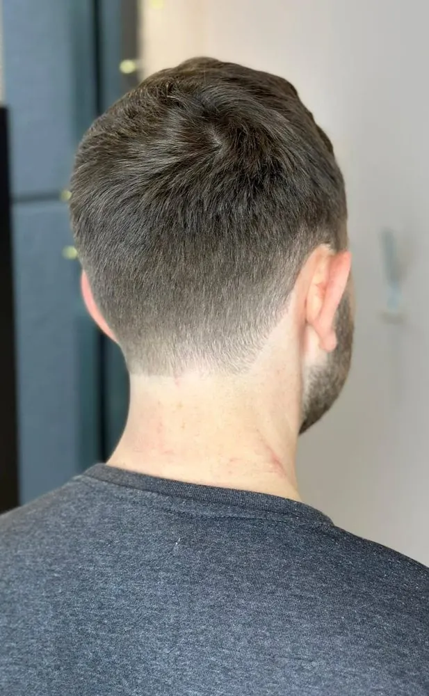 Coupe homme, courte sur les côtés et la nuque, réalisé chez Deesigner Hair Studio, Ipswich, par Kirstin