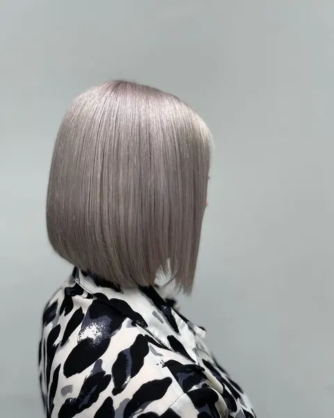 Carré blond argenté, brushing lisse, réalisé chez Deesigner Hair Studio, Ipswich, par Chantel