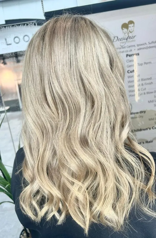 Blond long, brushing avec ondulations, réalisé chez Deesigner Hair Studio, Ipswich, par Kirstin