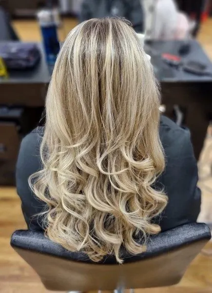 Blond long, bouclé, réalisé chez Deesigner Hair Studio, Ipswich, par Kim