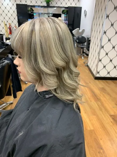 Blond avec frange, mi-long et brushing, réalisé chez Deesigner Hair Studio, Ipswich, par Emma