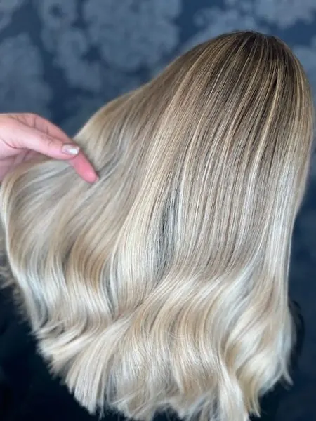 Balayage blond, long et ondulé, réalisé chez Deesigner Hair Studio, Ipswich, par Ashley