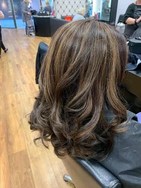Châtain avec des mèches chaudes, bouclé, réalisé chez Deesigner Hair Studio, Ipswich, par Emma