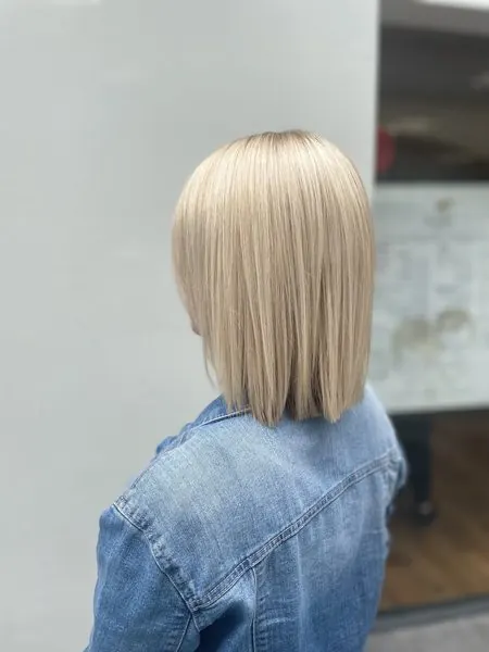 Carré blond, brushing lisse, réalisé chez Deesigner Hair Studio, Ipswich, par Leanne