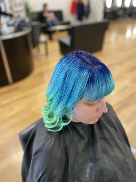 Couleur vive bleue et verte sur une coupe courte, réalisé chez Deesigner Hair Studio, Ipswich, par Chantel