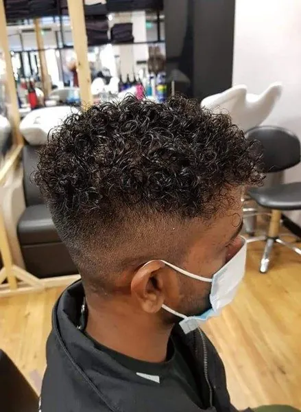 Permanente garçon sur le dessus, réalisé chez Deesigner Hair Studio, Ipswich, par Lyndsie