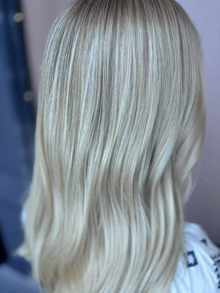 Argenté long, brushing avec une ondulation, réalisé chez Deesigner Hair Studio, Ipswich, par Ashley