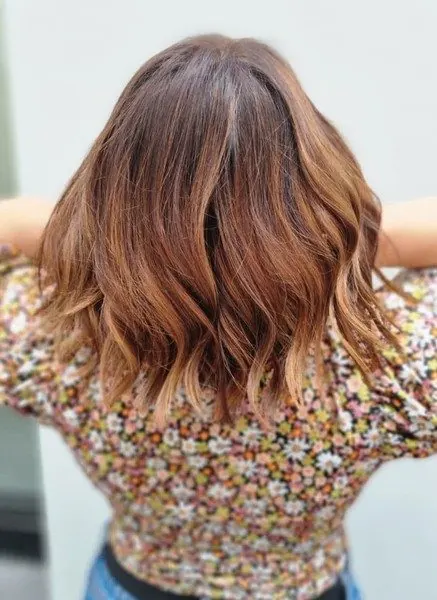 Balayage cuivré, mi-long et ondulé, réalisé chez Deesigner Hair Studio, Ipswich, par Kim