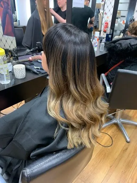Ombré du foncé au blond, long et ondulé, réalisé chez Deesigner Hair Studio, Ipswich, par Emma