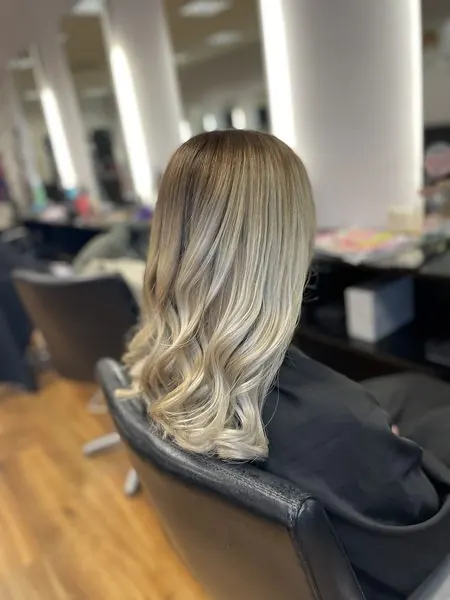 Blond avec racines foncées, mi-long et ondulé, réalisé chez Deesigner Hair Studio, Ipswich, par Chantel
