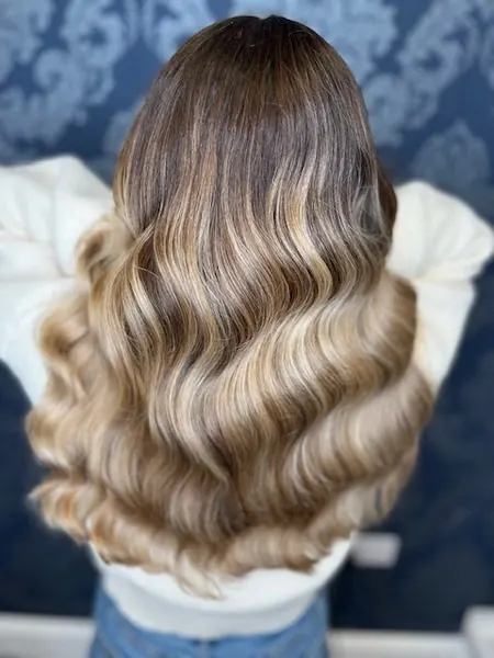 Blond long, coiffé en ondulations profondes, réalisé chez Deesigner Hair Studio, Ipswich, par Ashley