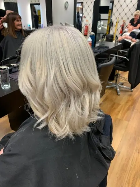 Carré blond, ondulé, réalisé chez Deesigner Hair Studio, Ipswich, par Emma
