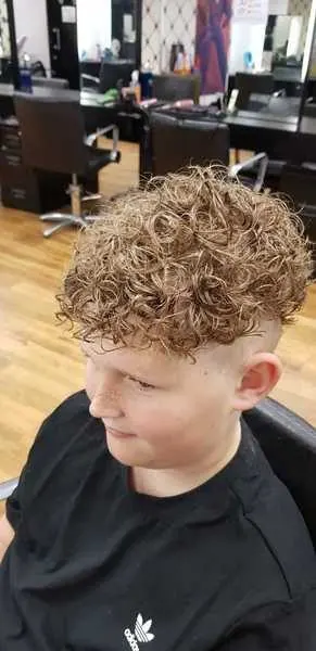 Permanente garçon sur le dessus, réalisé chez Deesigner Hair Studio, Ipswich, par Lyndsie