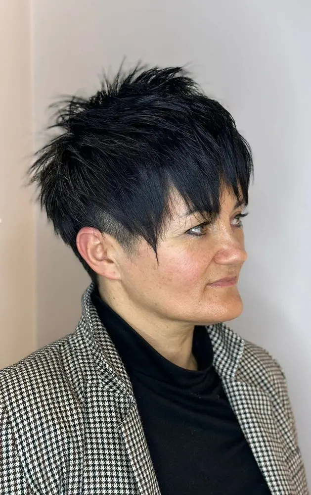 Coupe à la garçonne noire, coupée avec de la texture, réalisé chez Deesigner Hair Studio, Ipswich, par Laura