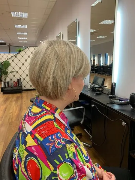 Coupe courte blonde, séchée en souplesse, réalisé chez Deesigner Hair Studio, Ipswich, par Laura