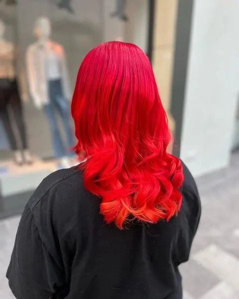 Rouge vif, long et ondulé, réalisé chez Deesigner Hair Studio, Ipswich, par Chantel