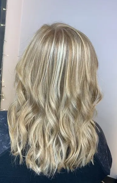 Blond long, coupé et ondulé, réalisé chez Deesigner Hair Studio, Ipswich, par Emma