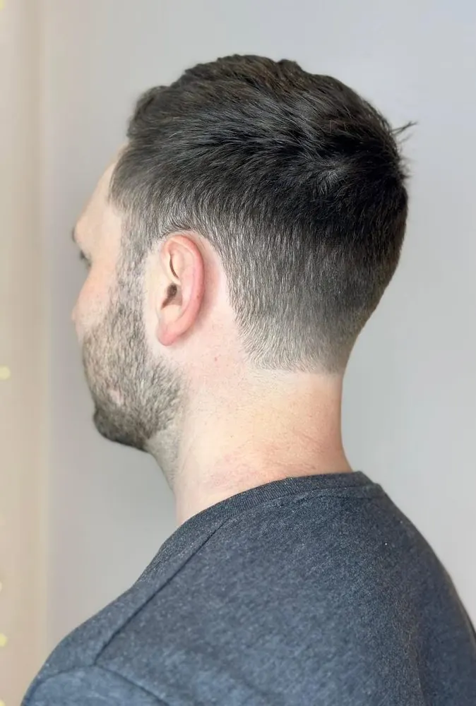Coupe homme, courte sur les côtés et la nuque, réalisé chez Deesigner Hair Studio, Ipswich, par Kirstin