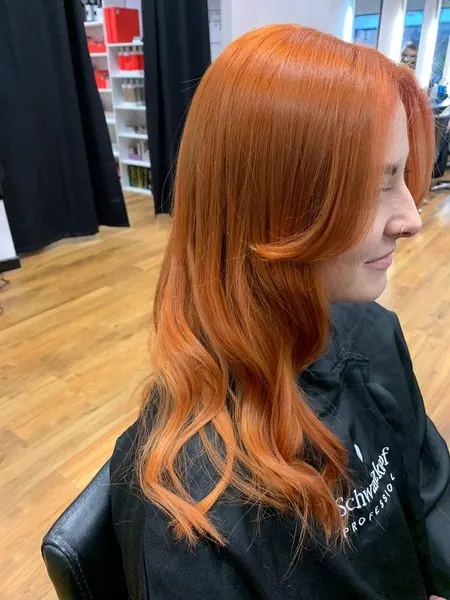 Roux cuivré long, brushing avec ondulations, réalisé chez Deesigner Hair Studio, Ipswich, par Emma