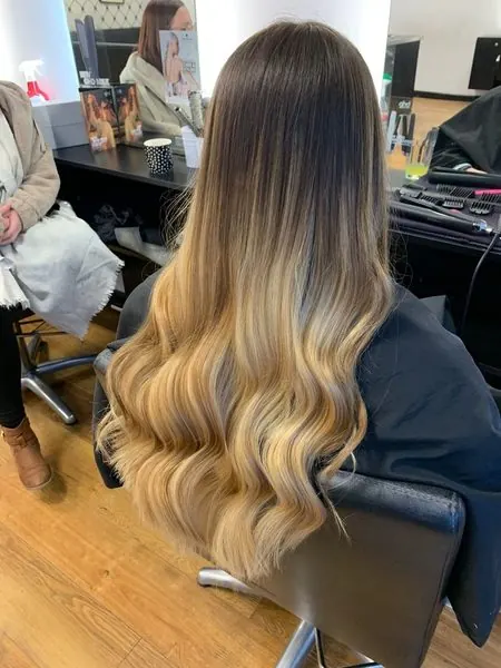 Balayage bronde long, ondulé, réalisé chez Deesigner Hair Studio, Ipswich, par Emma