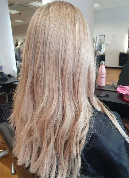 Blond long, brushing lisse, réalisé chez Deesigner Hair Studio, Ipswich, par Kim