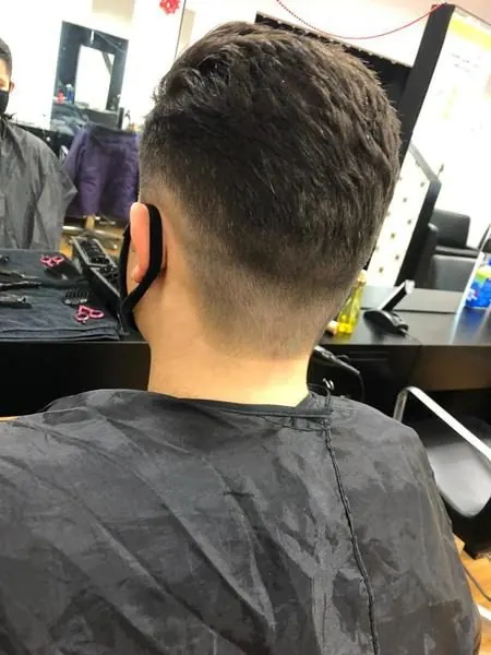 Coupe homme, courte sur les côtés et la nuque, réalisé chez Deesigner Hair Studio, Ipswich, par Amie