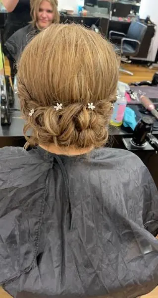 Blond coiffé en chignon épinglé, réalisé chez Deesigner Hair Studio, Ipswich, par Amie