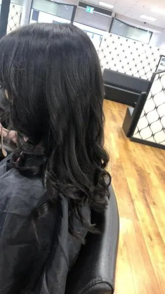 Shampooing, coupe, brushing et ondulations sur cheveux longs, réalisé chez Deesigner Hair Studio, Ipswich, par Amie