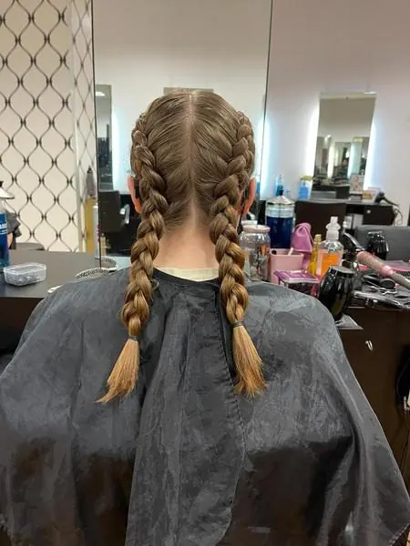 Coiffé en deux tresses, réalisé chez Deesigner Hair Studio, Ipswich, par Amie