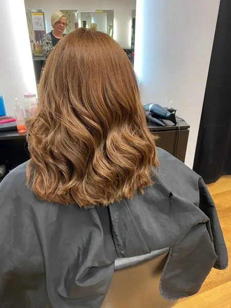 Blond cuivré chaud, mi-long et bouclé, réalisé chez Deesigner Hair Studio, Ipswich, par Jennifer
