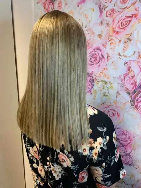 Blond long, brushing lisse, réalisé chez Deesigner Hair Studio, Ipswich, par Emma