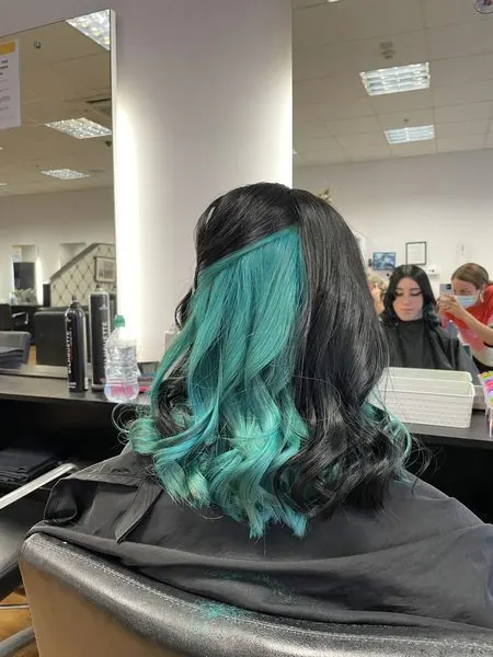 Cheveux foncés avec une mèche turquoise en dessous, réalisé chez Deesigner Hair Studio, Ipswich, par Chantel