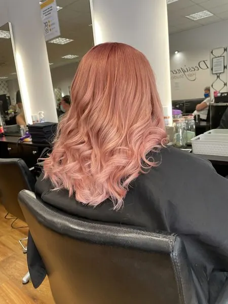 Rose pastel, mi-long et ondulé, réalisé chez Deesigner Hair Studio, Ipswich, par Chantel
